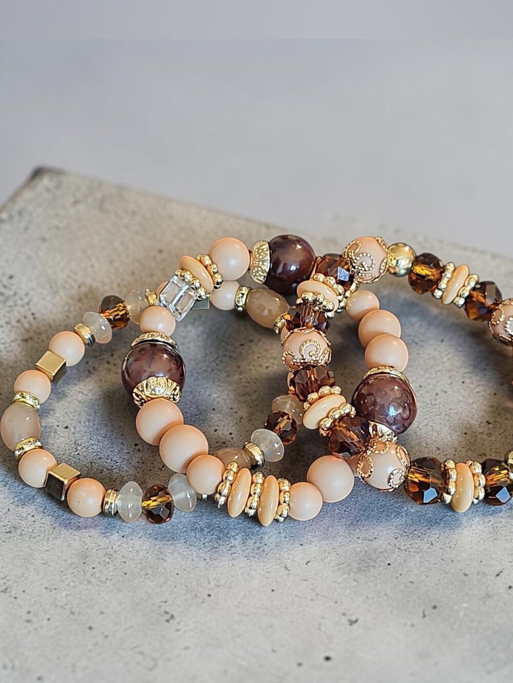 SASSIFIED BOUTIQUE NWT Elegant GLASS Peach & Brown Beaded Bracelet Set